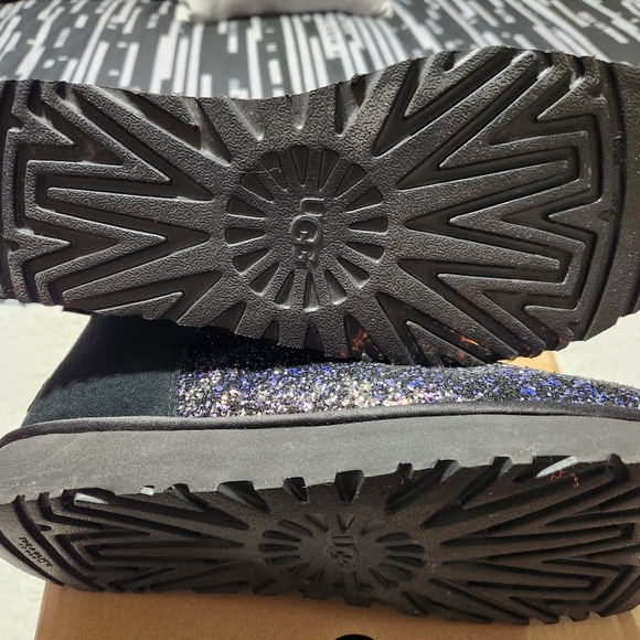 UGG BOOTS - Picture 2 of 3